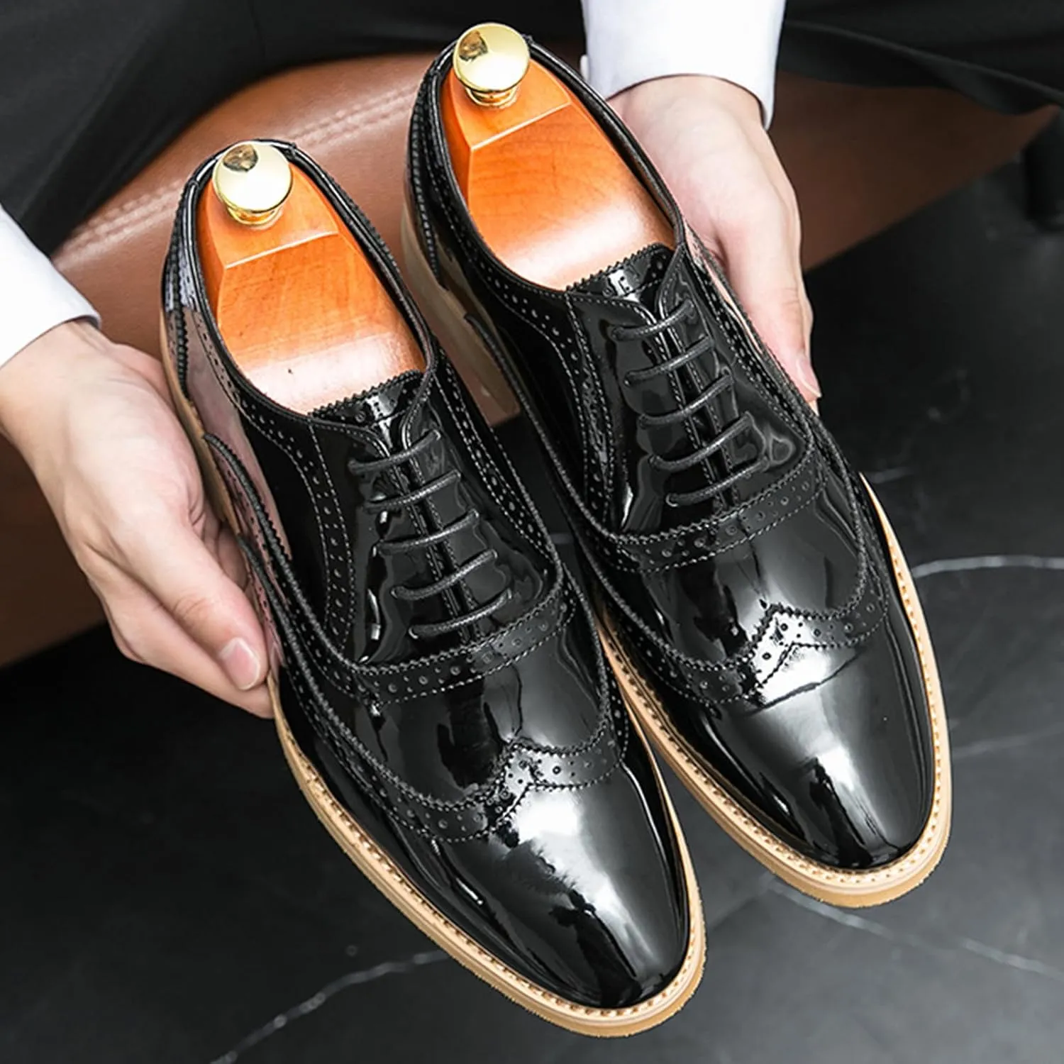 Men's Pointed Toe Wingtip Patent Leather Oxfords Formal Dress Shoes Fashion Retro Carved Brogue Lace Up Derby Business Shoes Soft Sole Breathable Comfory Wedding Tuxedo Shoes