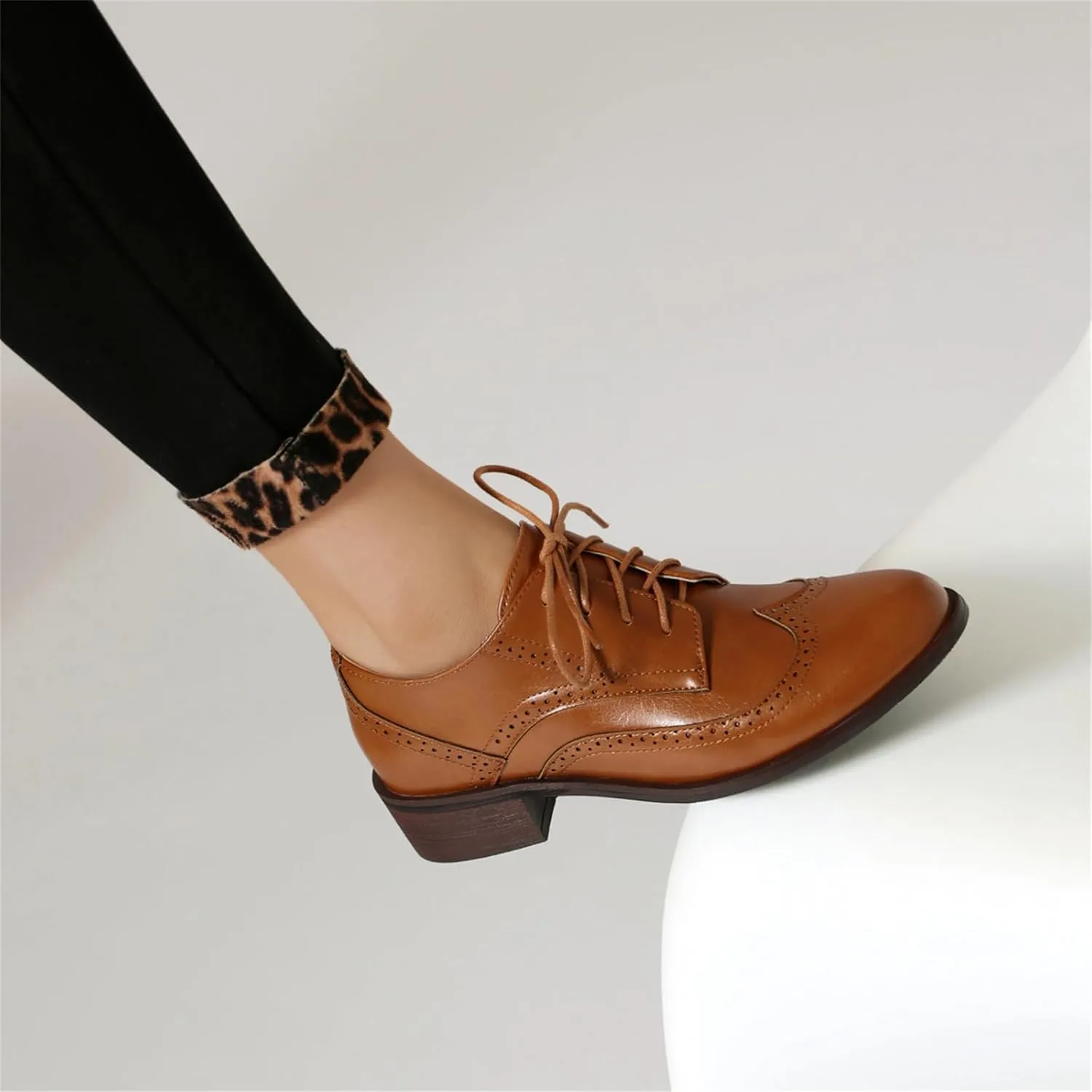 Women's Leather Perforated Lace-up Handmade Retro Oxfords Closed Toe Casual Fashion Collegiate Style Brogue Shoes Derby Shoes
